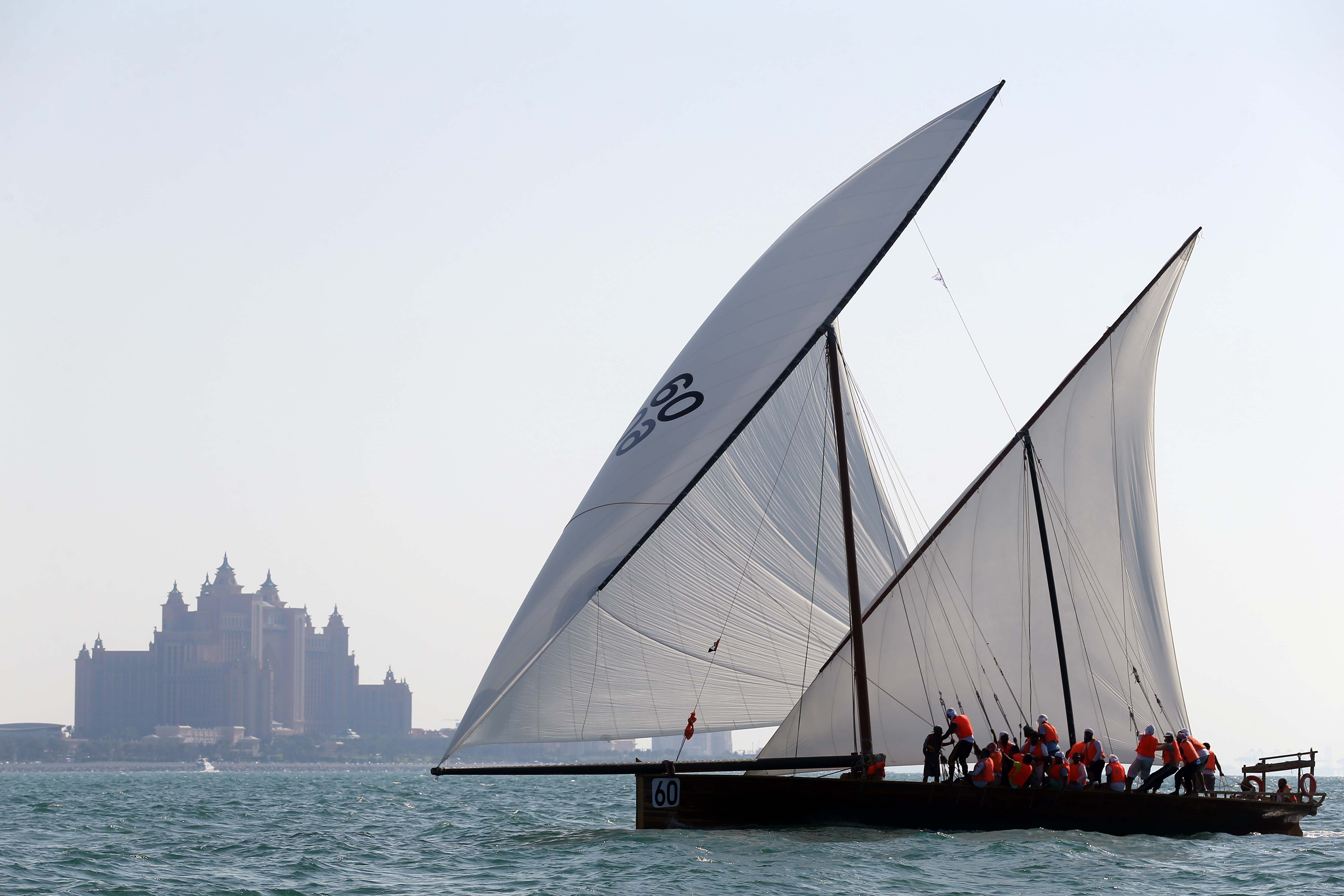 سباق دبي للسفن الشراعية المحلية 60 قدما الأحد