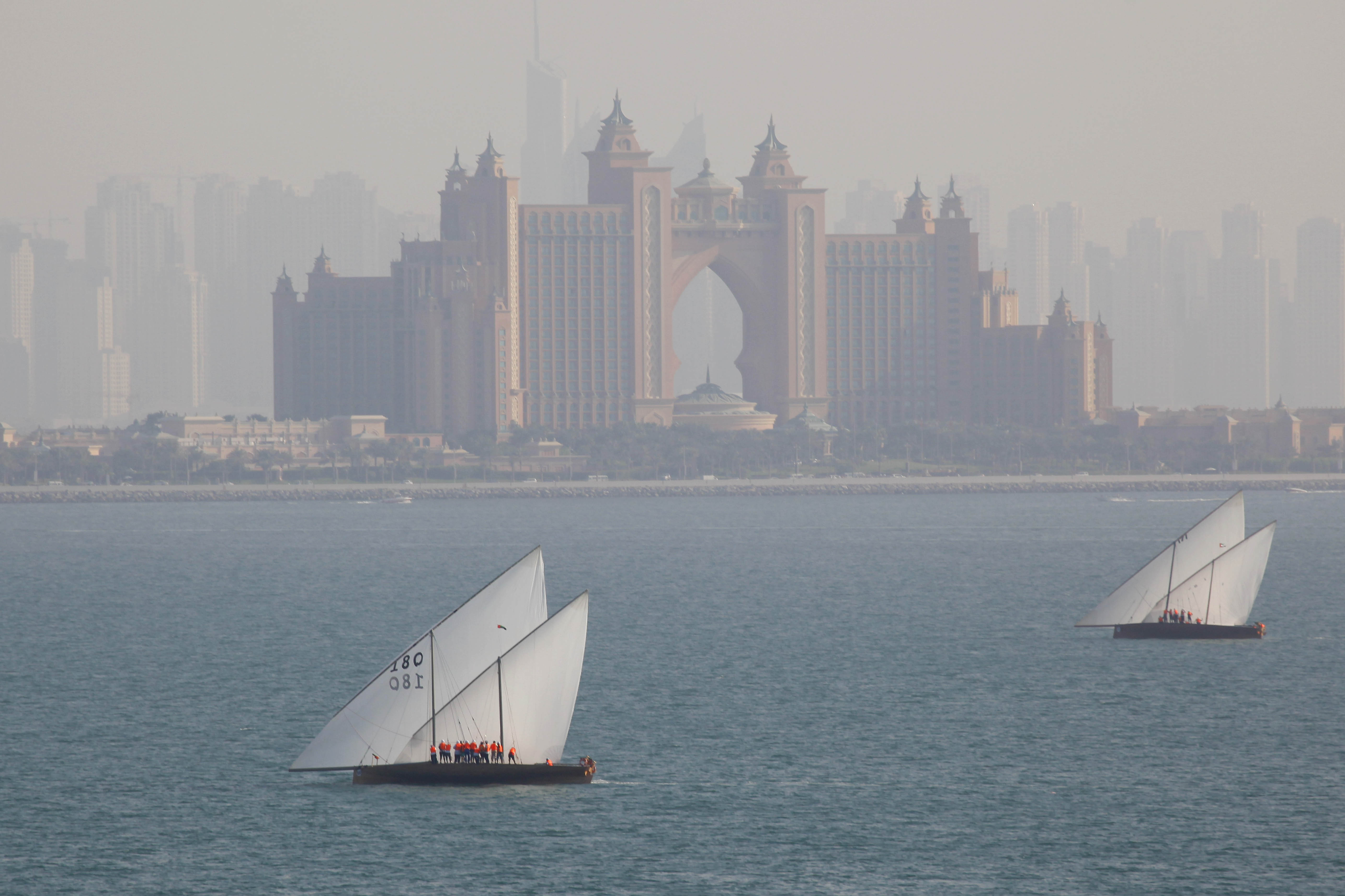 تأجيل سباق دبي للسفن الشراعية 60 قدما