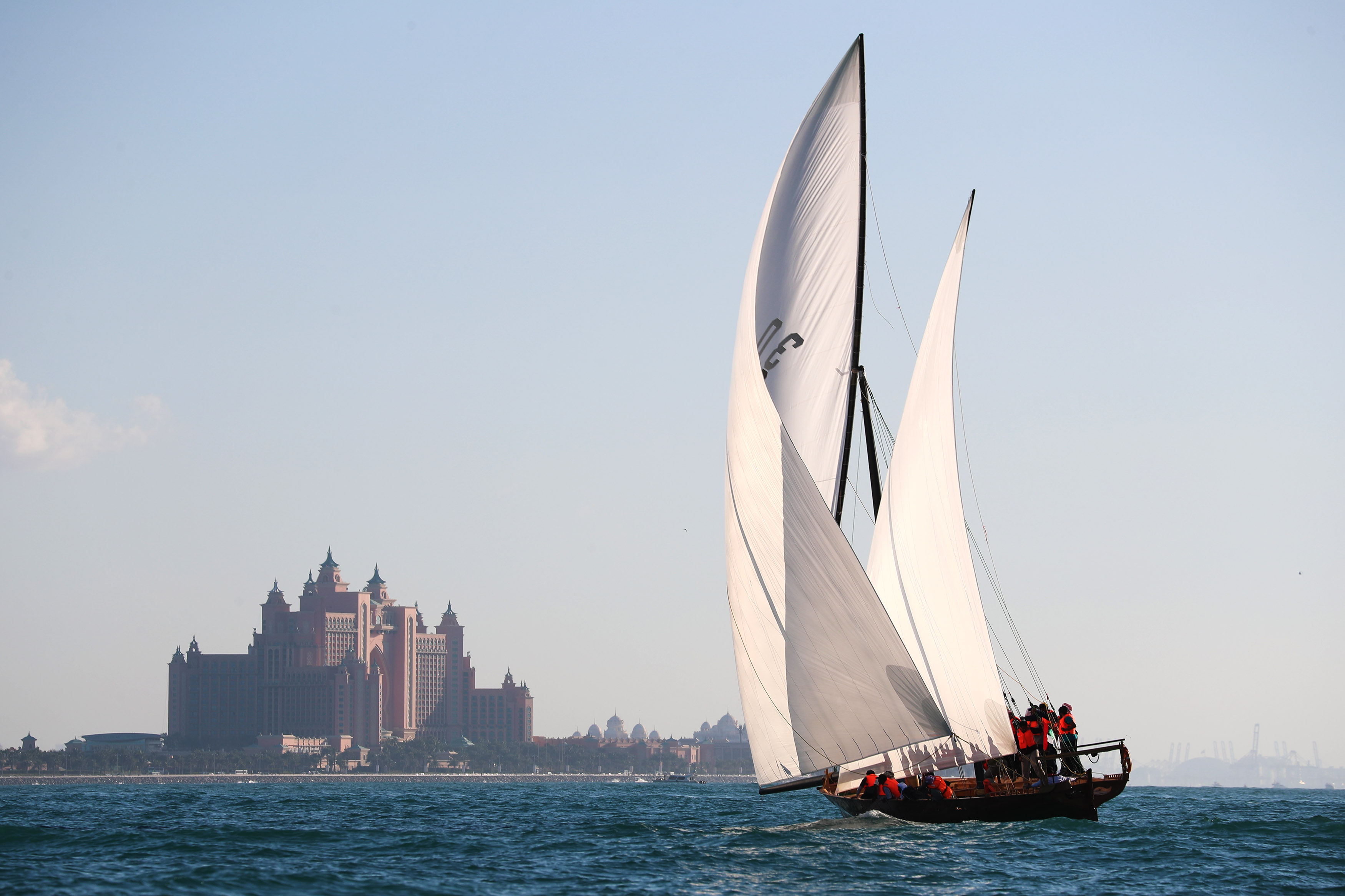 تأجيل سباق دبي للسفن الشراعية المحلية 60 قدما