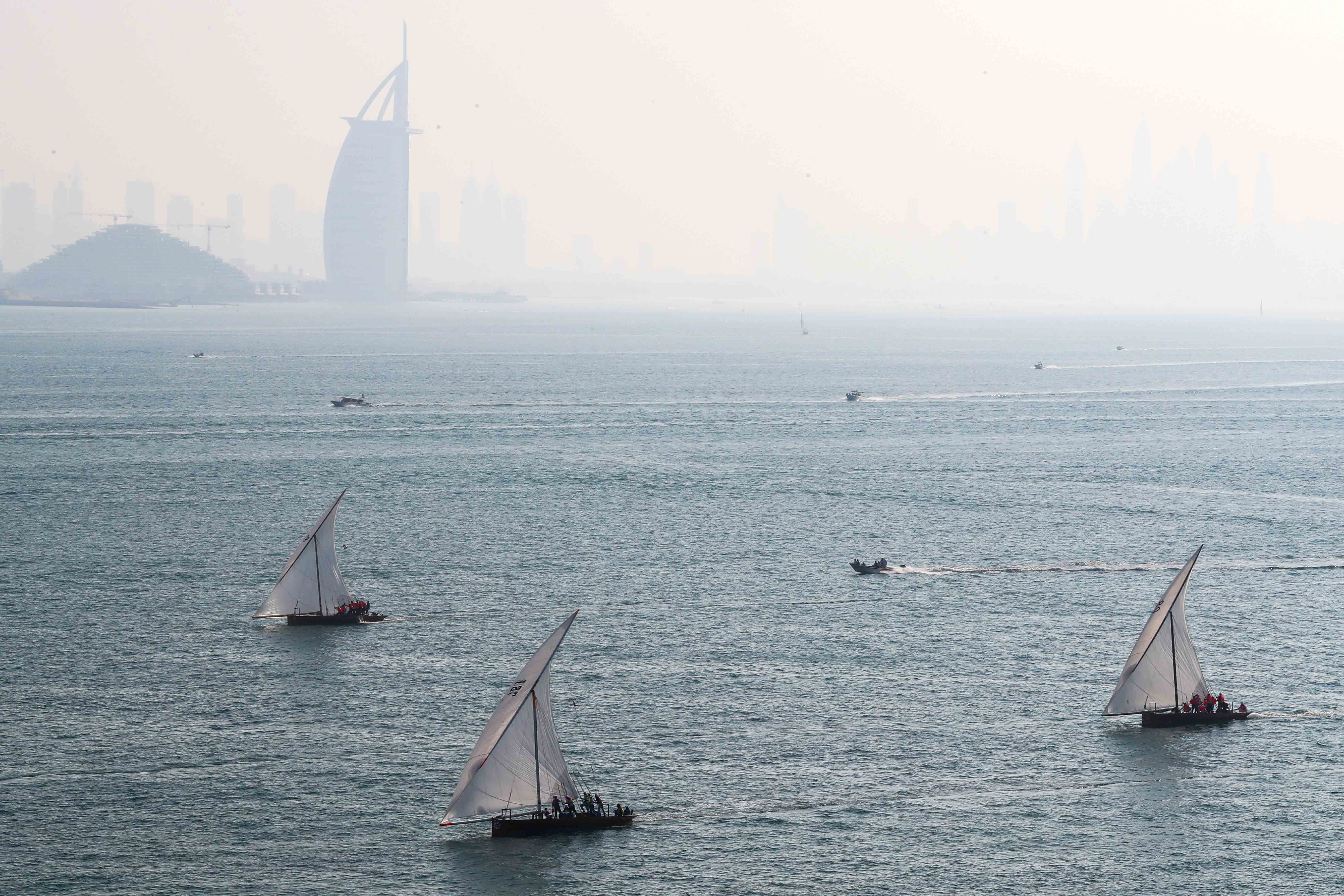 إقبال كبير للمشاركة في سباق دبي للشراعية 43 قدما غدا  
