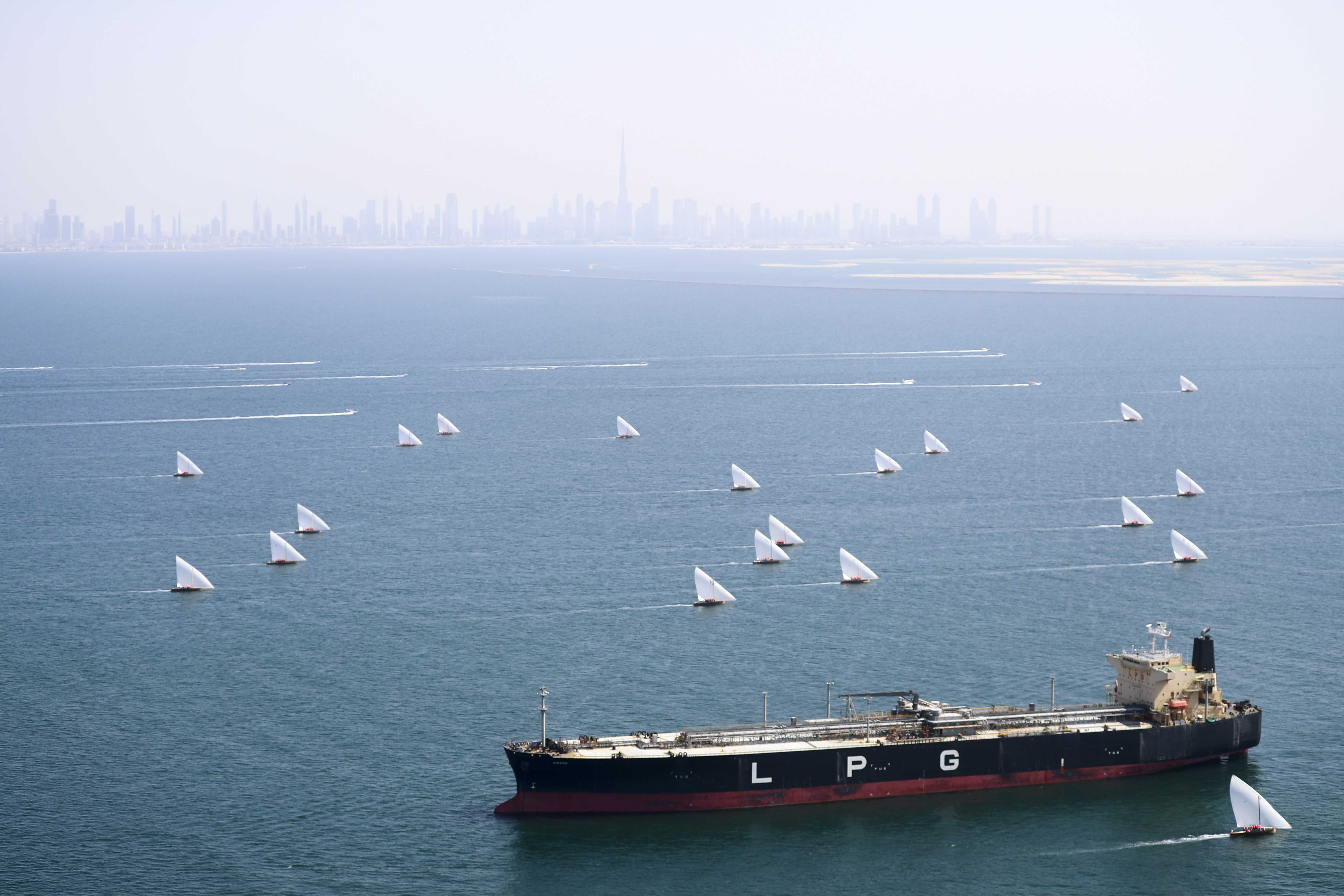 سباق القوارب الشراعية 43 قدما يزين شواطئ دبي السبت